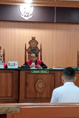 Penundaan Ketiga Kali Sidang Riky,Ada Apa ???