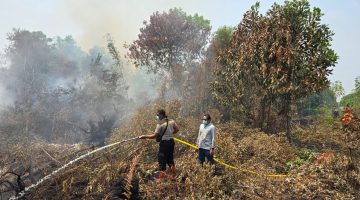Karhutla di Langkai Permai Meluas, Polsek Pahandut Bersama Warga Lakukan Pemadaman